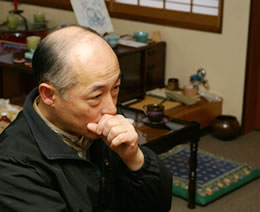 インタビューの様子（左：馬場九洲夫さん　右：窯吉オーナー）