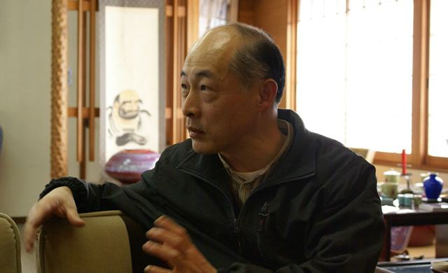 インタビューの様子（左：馬場九洲夫さん　右：窯吉オーナー）