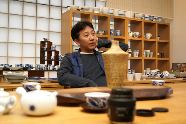 インタビューの様子（左：馬場九洲夫さん　右：窯吉オーナー）